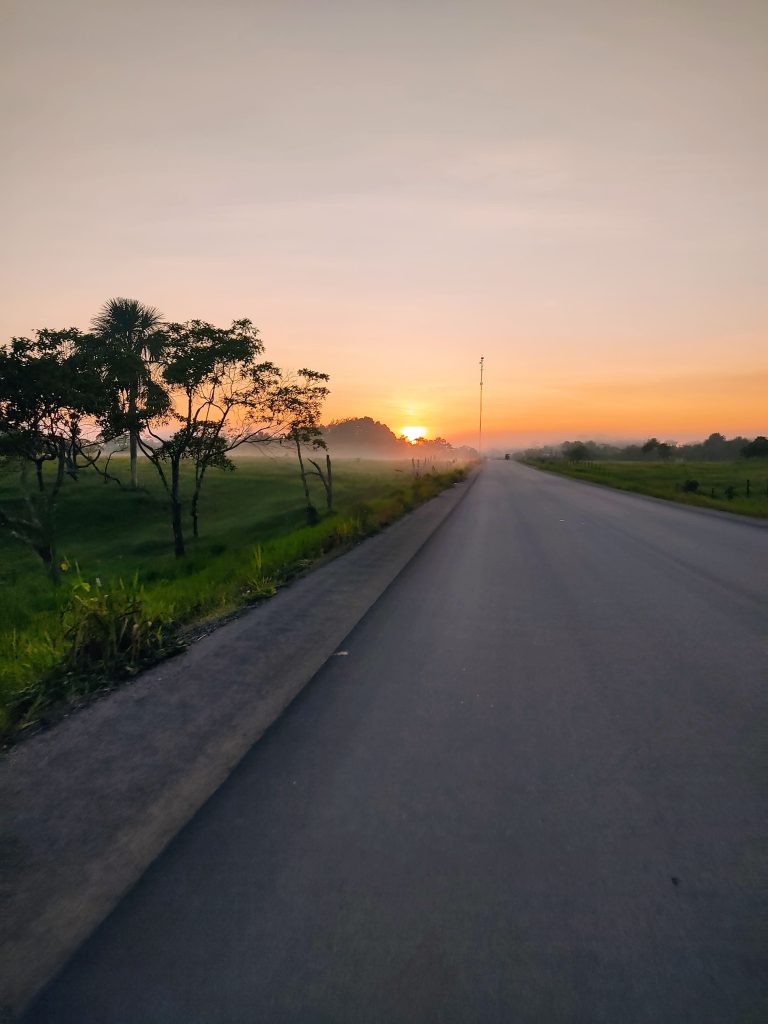 Vista del Amanecer en la carretera Yurimaguas a Munichis